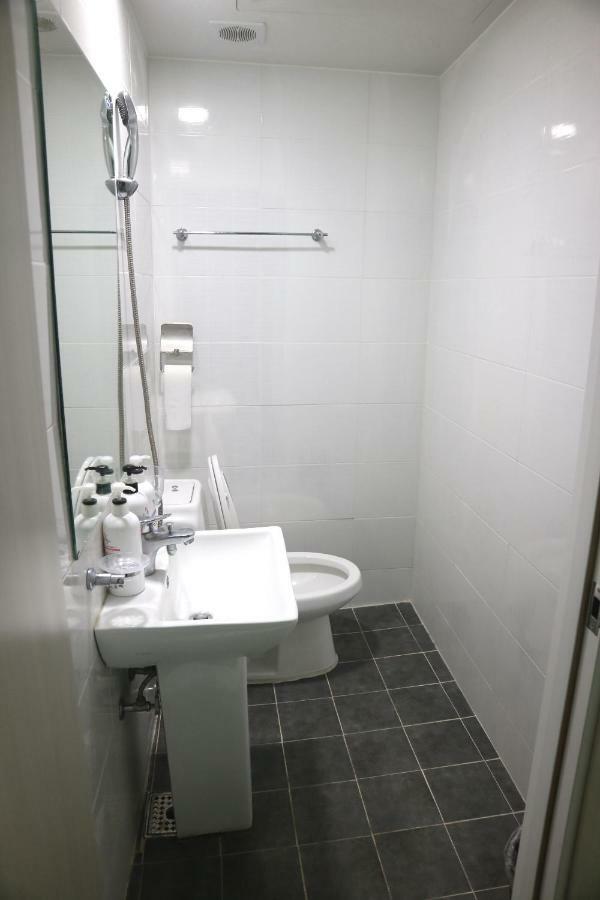 Toy Guesthouse Seoul Bagian luar foto
