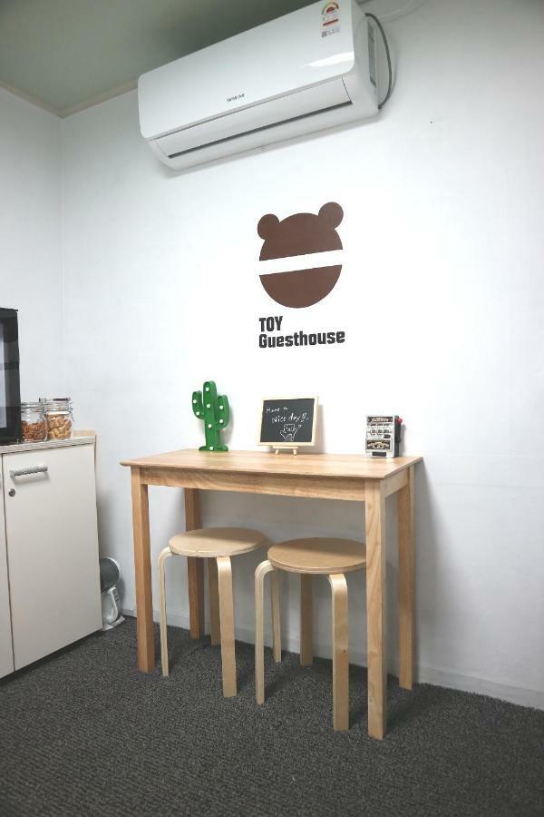 Toy Guesthouse Seoul Bagian luar foto