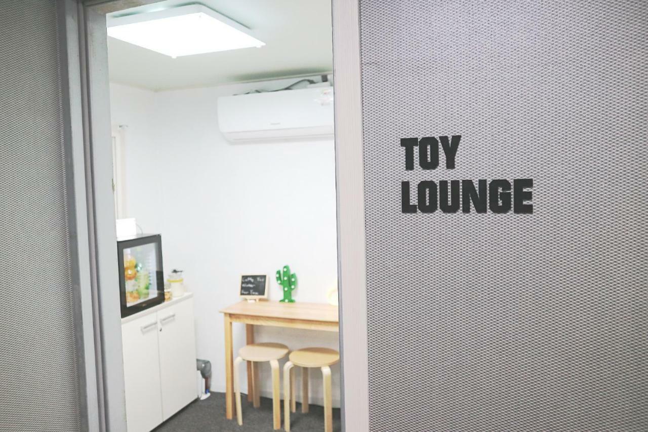 Toy Guesthouse Seoul Bagian luar foto